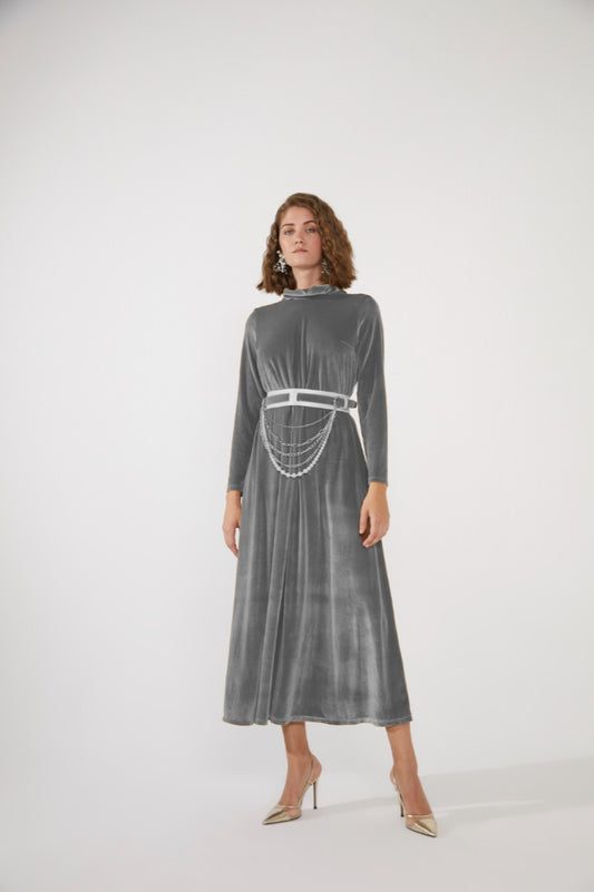 Kadife Aksesuar Detaylı Uzun Elbise