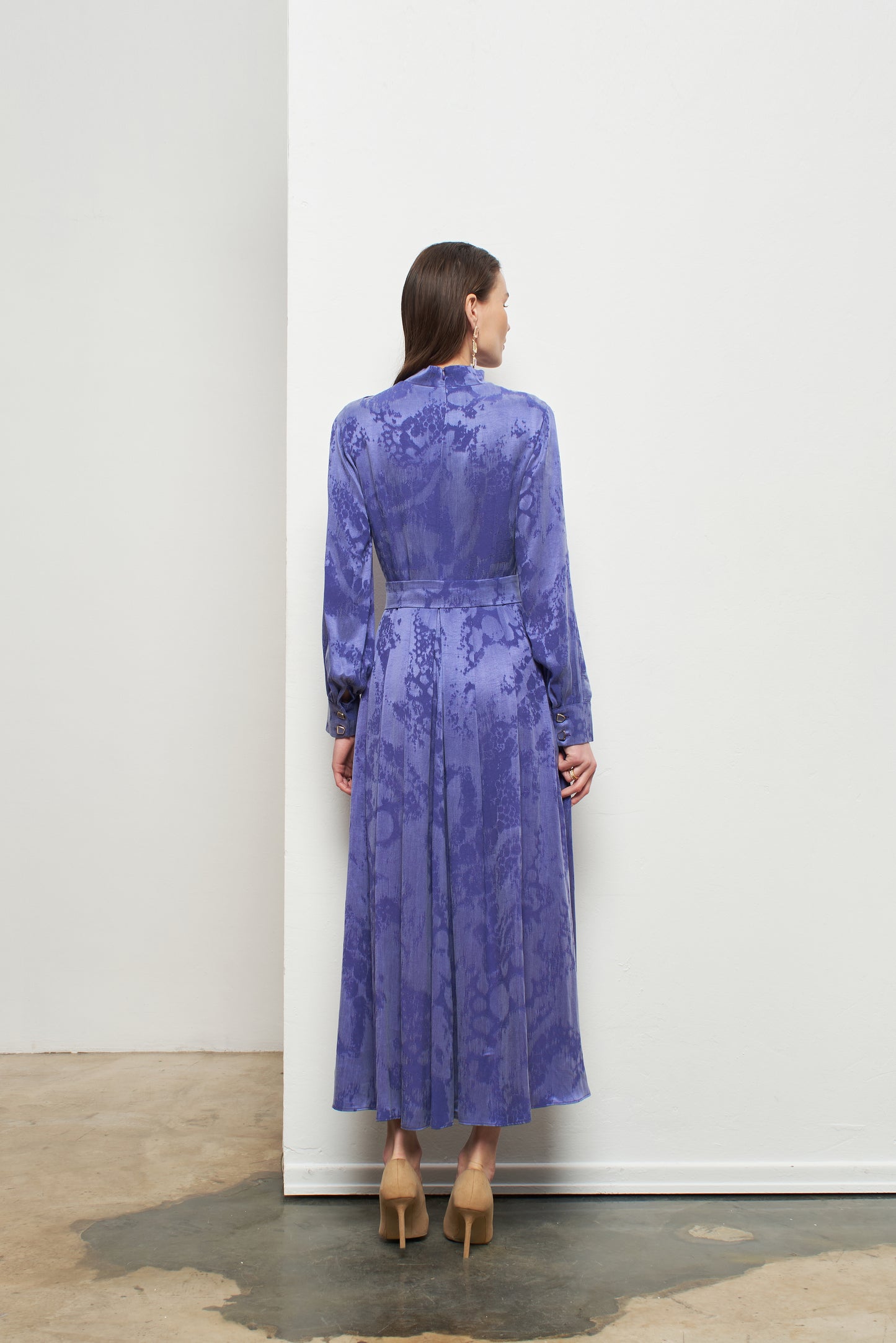 Kadın Boğazlı Yaka Detaylı Uzun Desenli Kupra Elbise