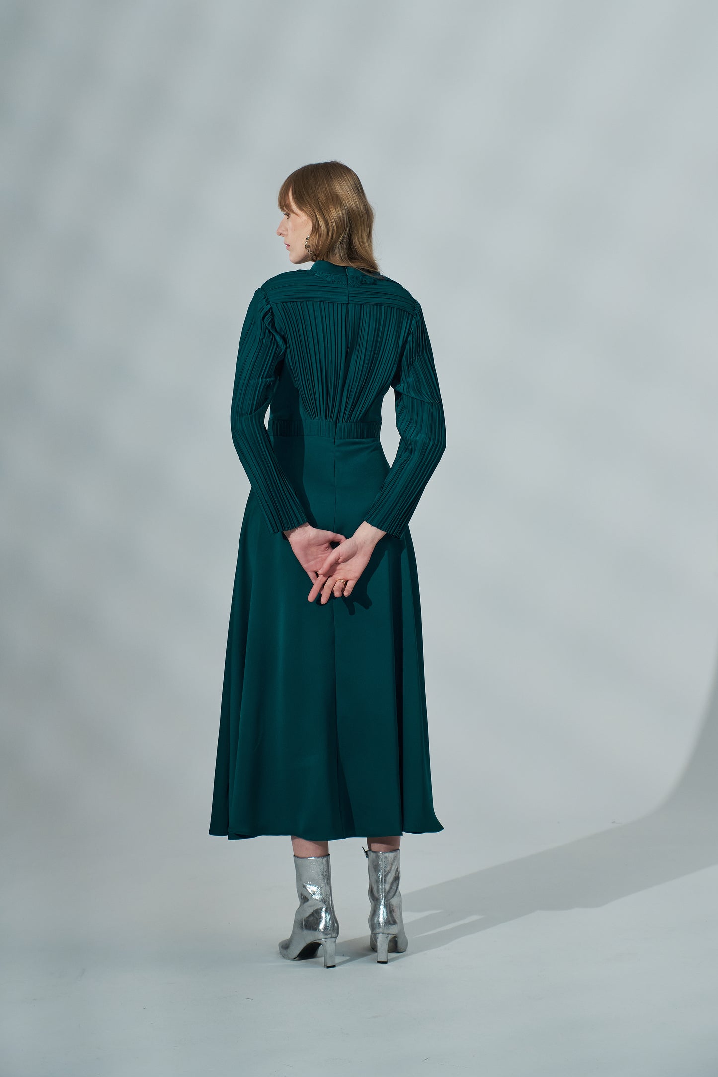 Kadın Zarif Dik Yaka Pileli Midi Elbise