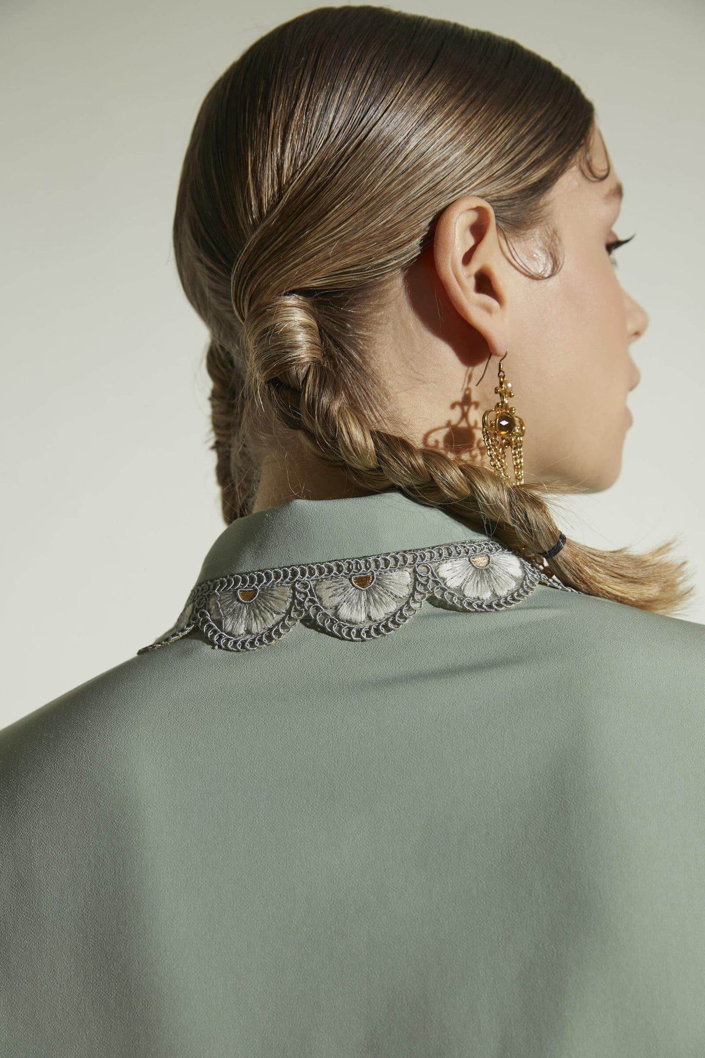 Yakası Aksesuar Detaylı Gömlek