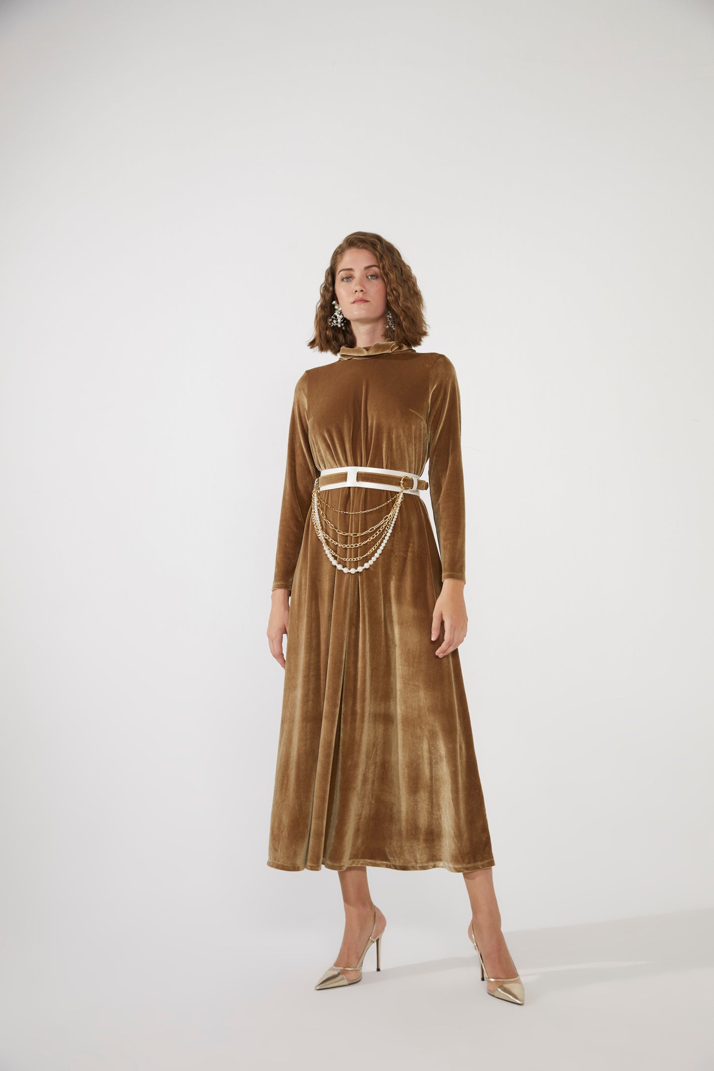 Kadife Aksesuar Detaylı Uzun Elbise