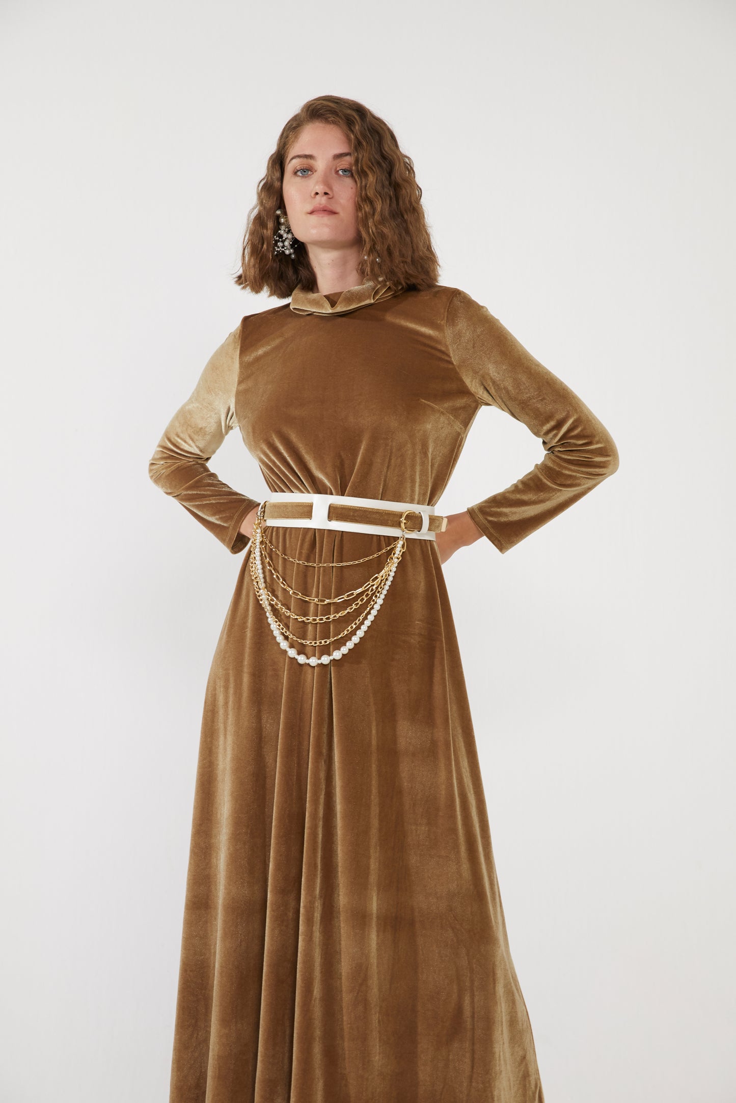 Kadife Aksesuar Detaylı Uzun Elbise