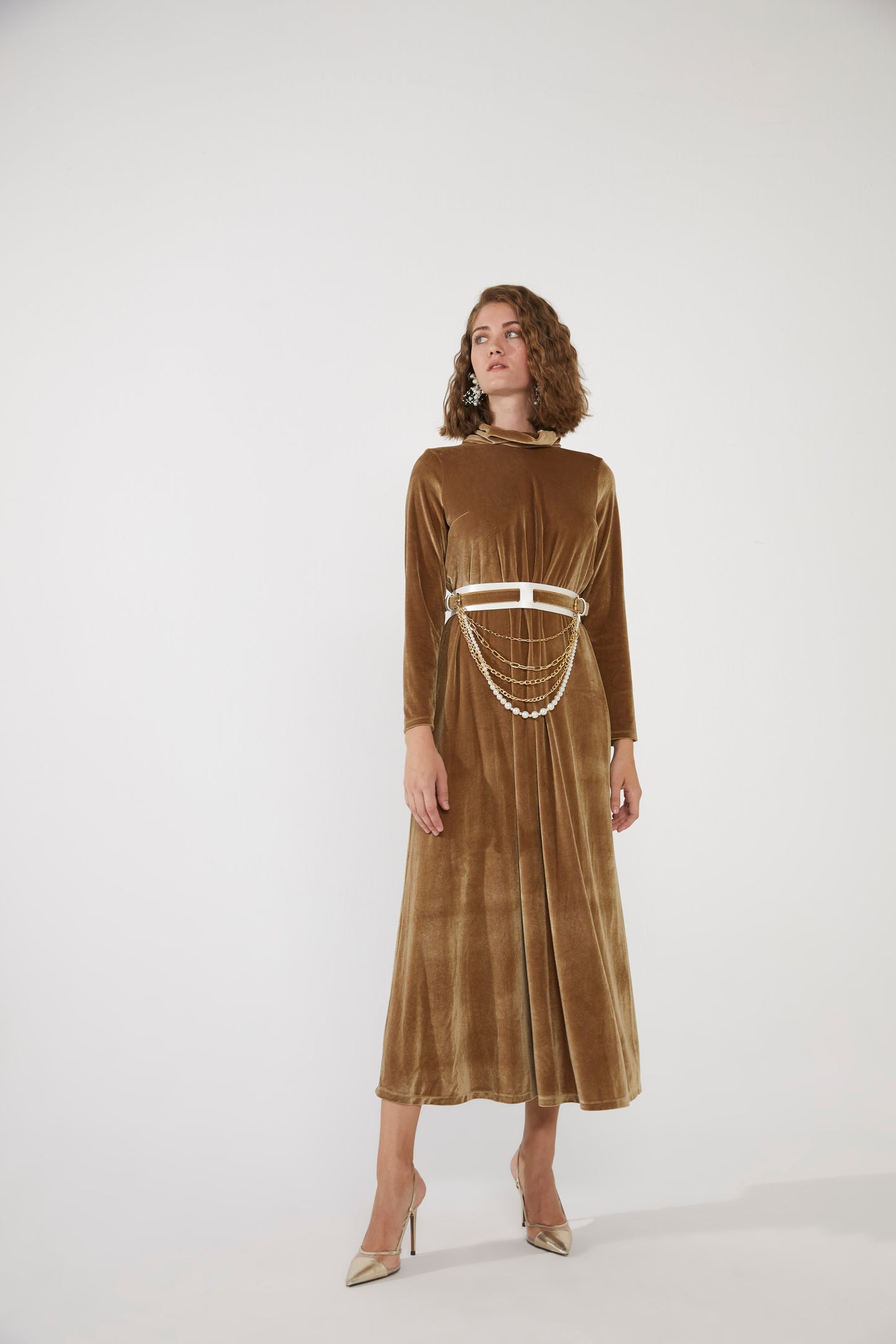 Kadife Aksesuar Detaylı Uzun Elbise