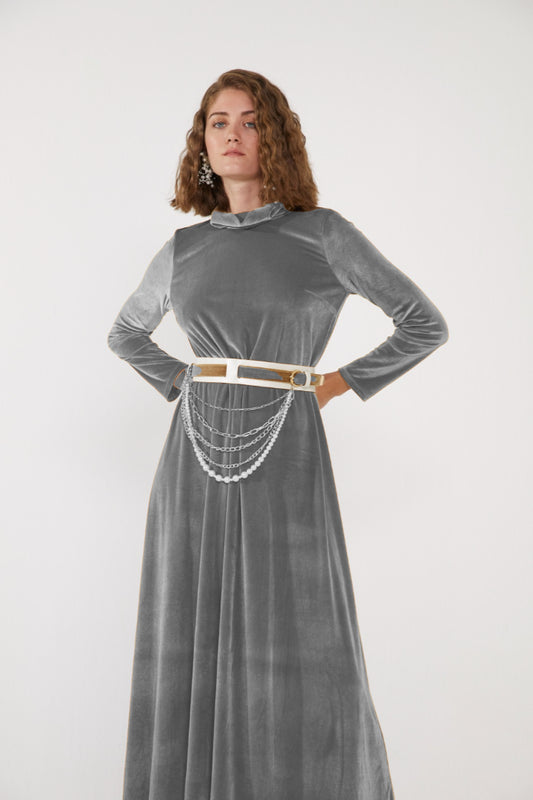 Kadife Aksesuar Detaylı Uzun Elbise