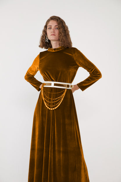 Kadife Aksesuar Detaylı Uzun Elbise