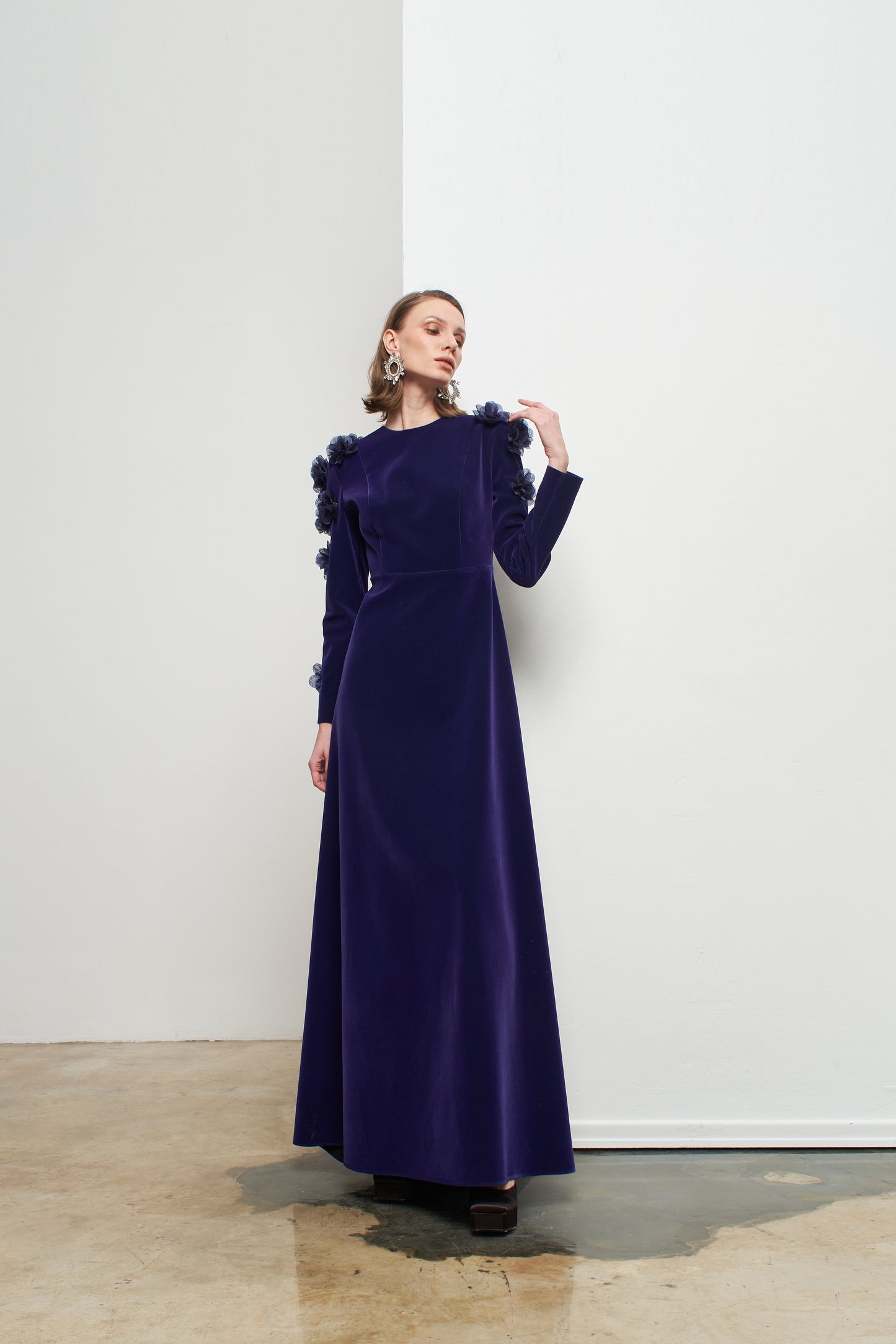 Kadın Çiçek Detaylı Uzun Kadife Elbise