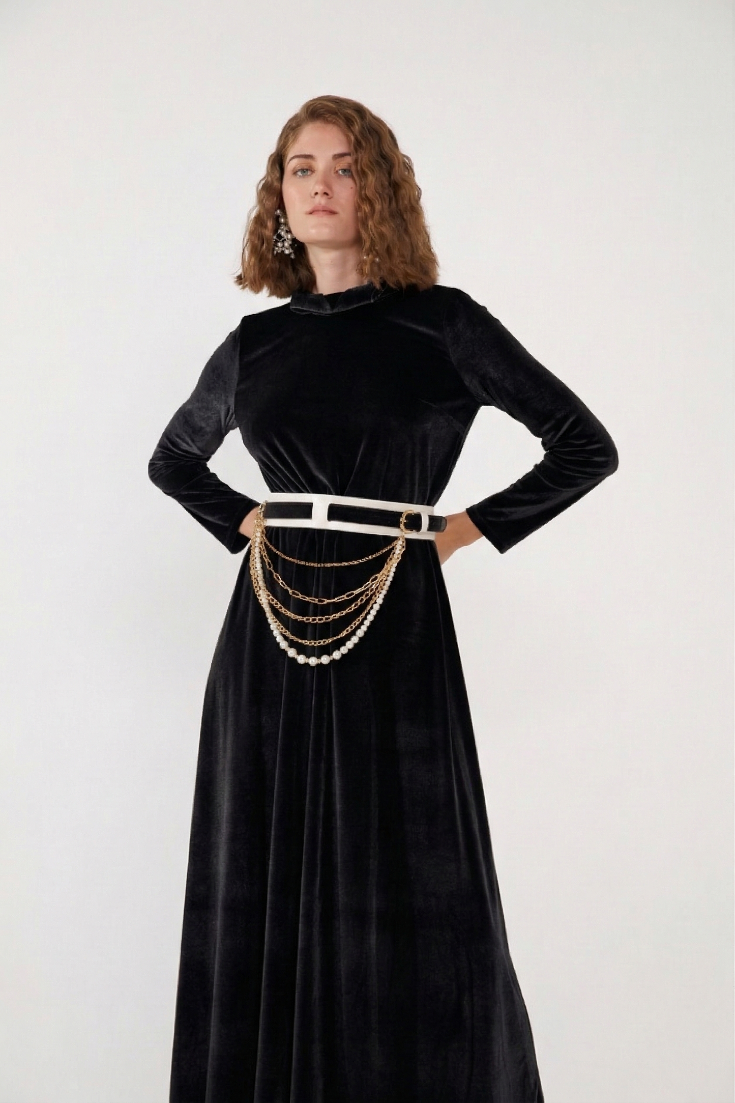 Kadife Aksesuar Detaylı Uzun Elbise