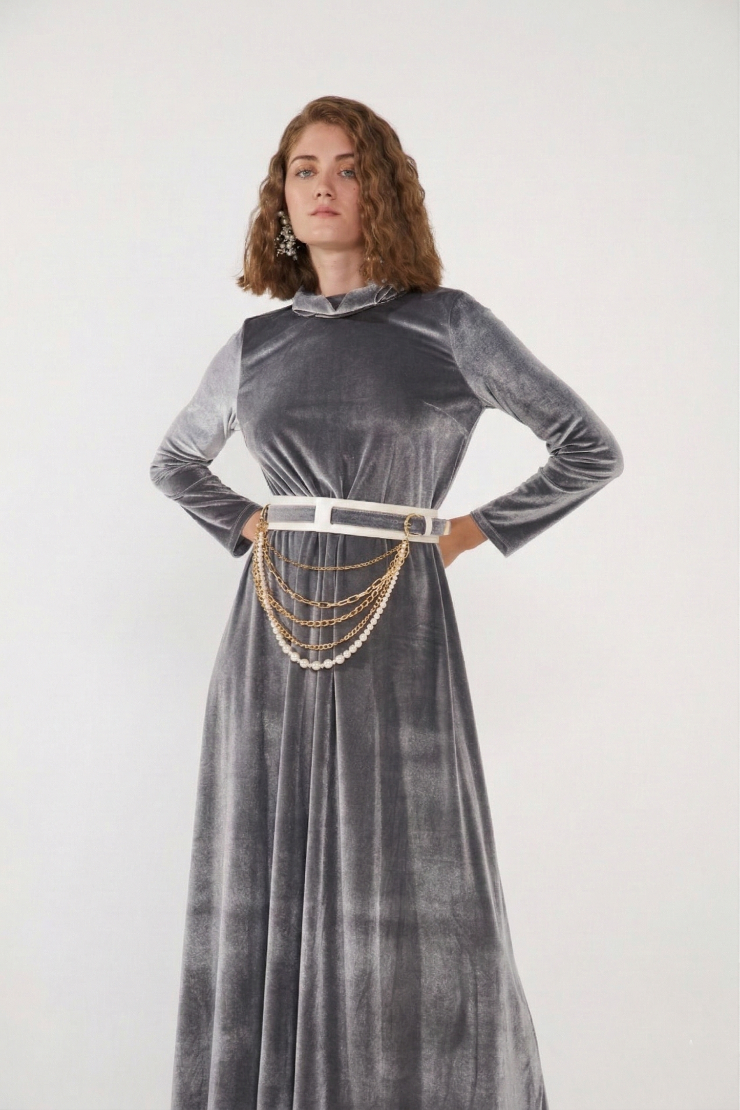 Kadife Aksesuar Detaylı Uzun Elbise