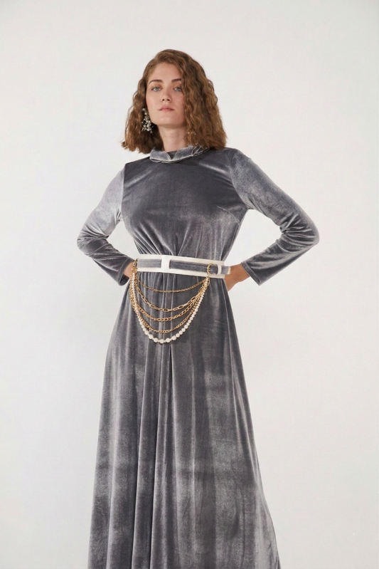 Kadife Aksesuar Detaylı Uzun Elbise