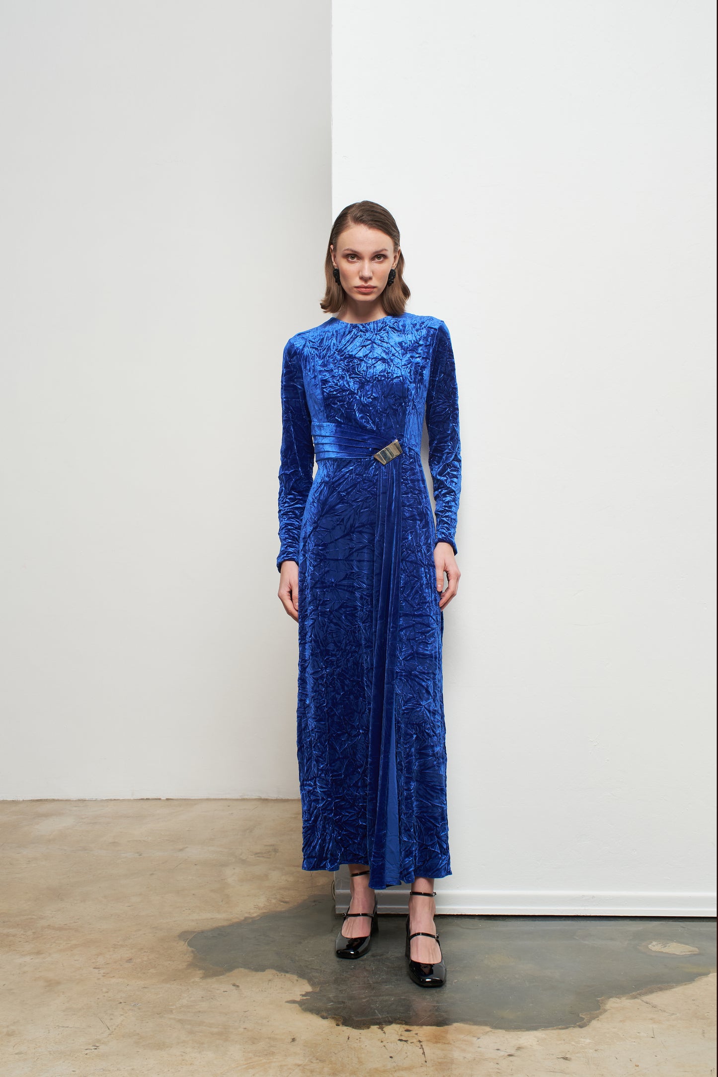 Kadın Broş Detaylı Uzun Kadife Elbise