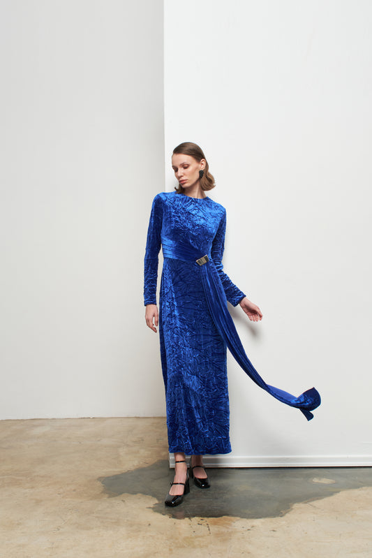 Kadın Broş Detaylı Uzun Kadife Elbise