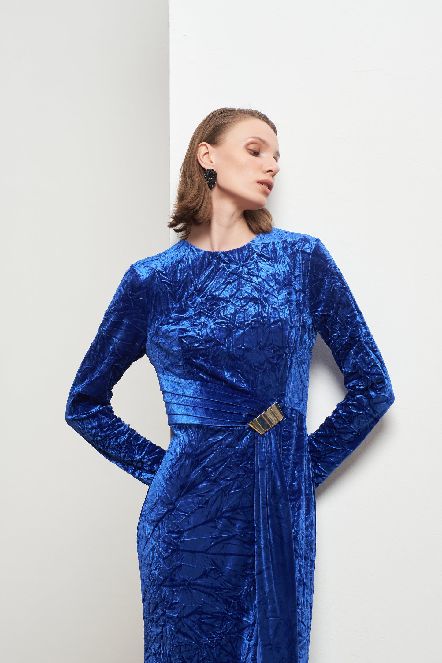 Kadın Broş Detaylı Uzun Kadife Elbise