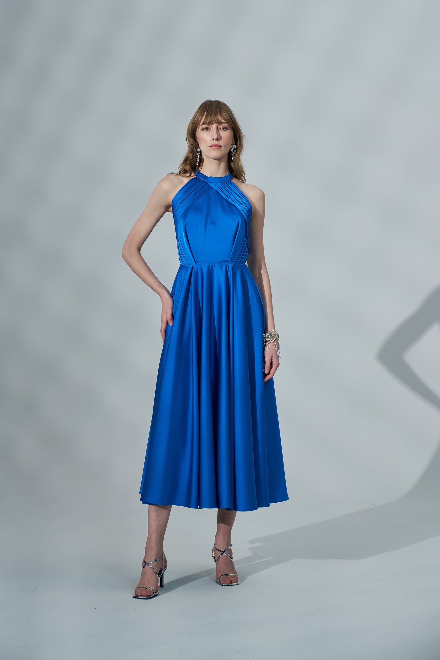 Kolsuz Saten Pili Detaylı Elbise