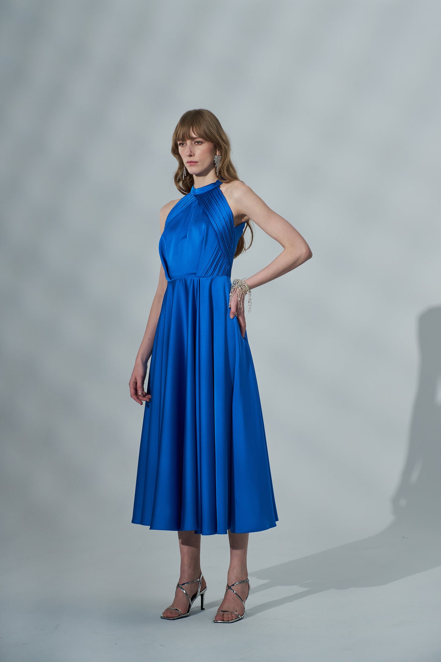 Kolsuz Saten Pili Detaylı Elbise