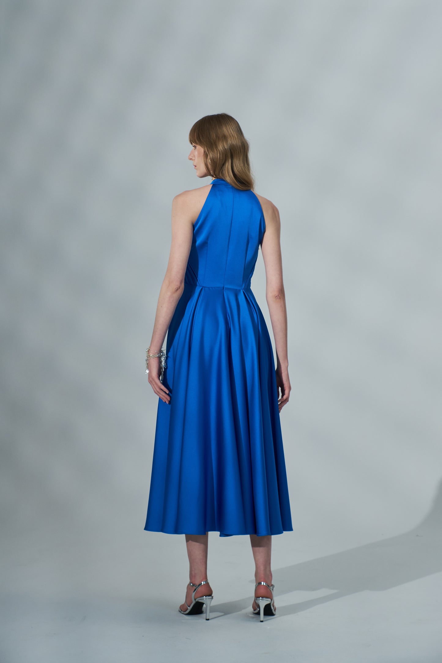 Kolsuz Saten Pili Detaylı Elbise