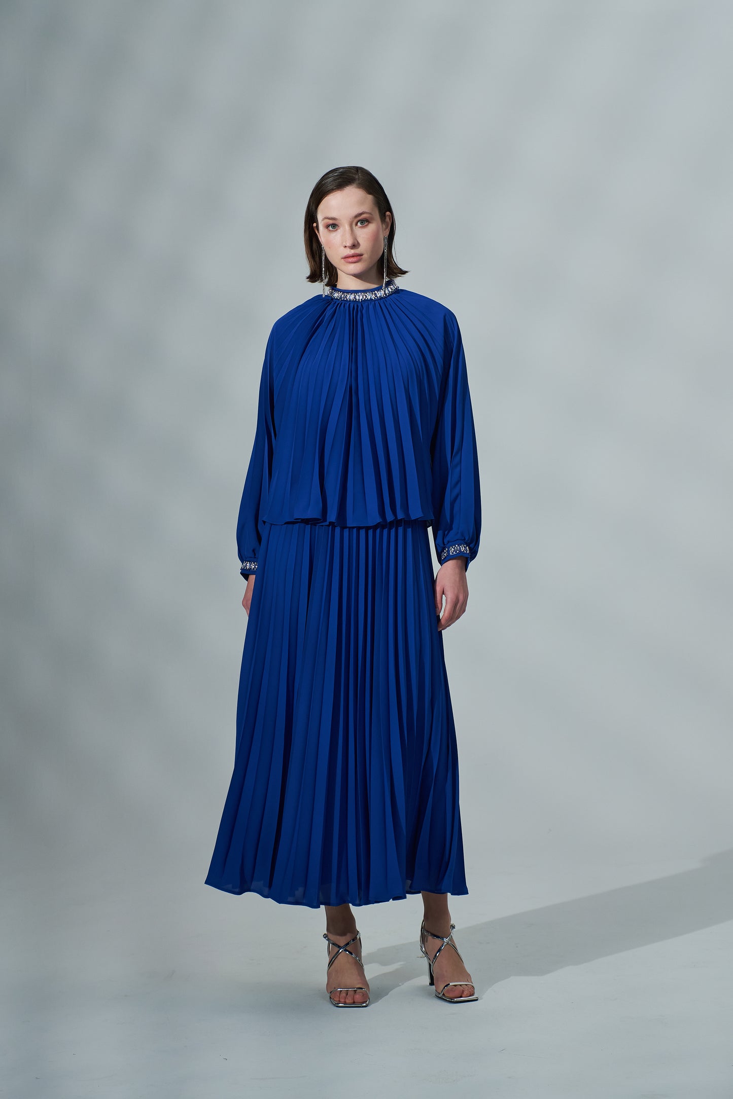 Kadın Yakası İşleme Detaylı Uzun Elbise