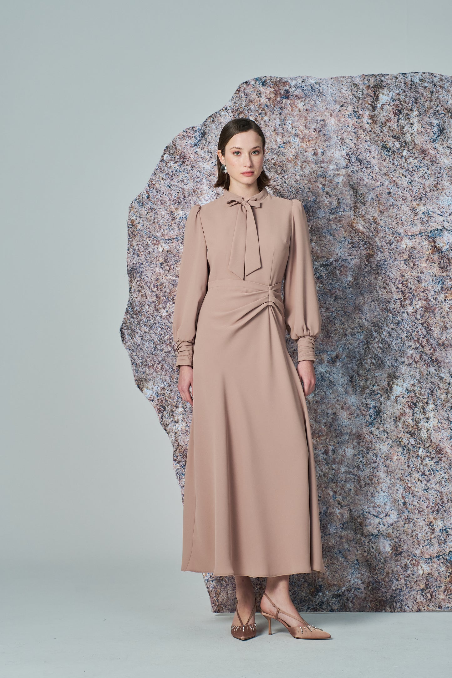 Kadın Fiyonk ve Büzgü Detaylı Uzun Krep Elbise