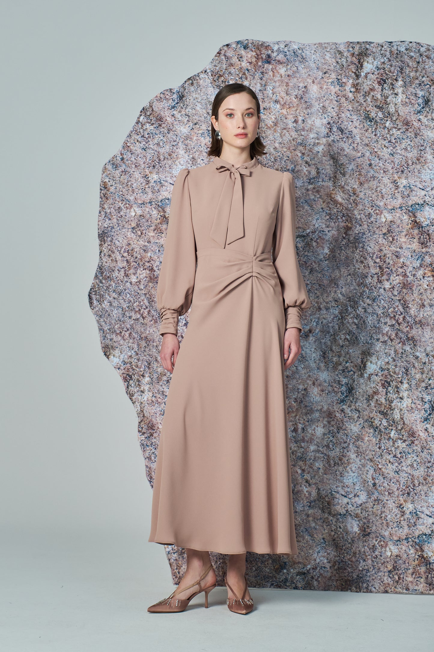 Kadın Fiyonk ve Büzgü Detaylı Uzun Krep Elbise