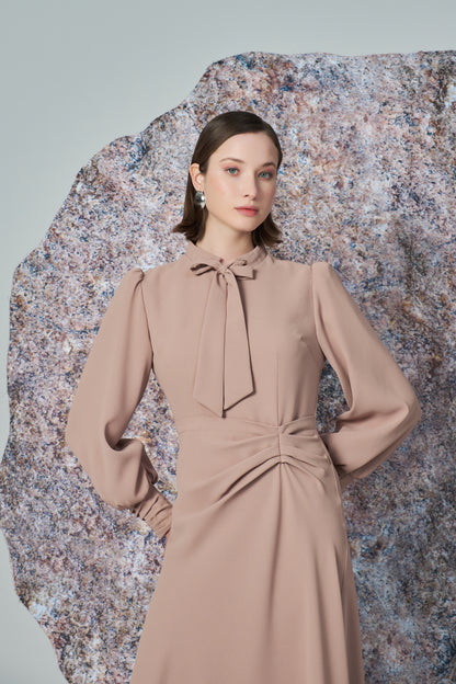 Kadın Fiyonk ve Büzgü Detaylı Uzun Krep Elbise