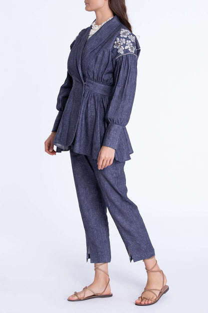 جاكيت كتان نسائي بتطريز على الكتف