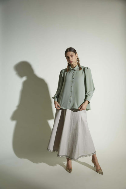 Yakası Aksesuar Detaylı Gömlek